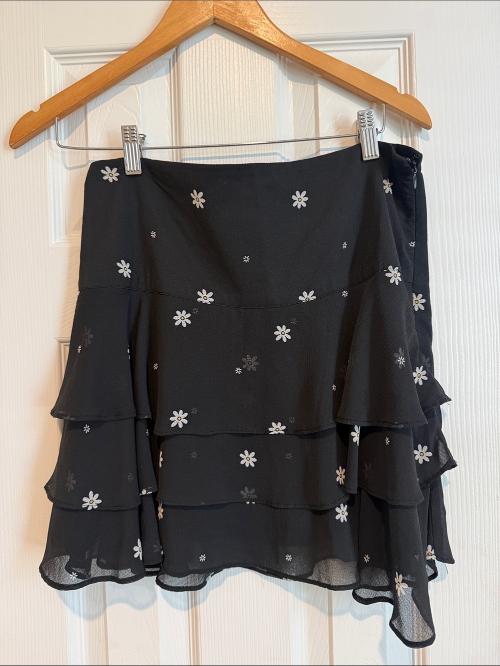 Urban Outfitters Evelyn Tiered Daisy Ruffle Mini Skirt - size large